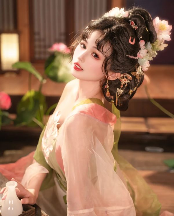 汉服写真 | 荷叶罗裙一色裁,芙蓉向脸两边开