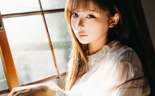 蠢沫沫 阳,光影交织下的元气少女与午后慵懒时光写真摄影故事